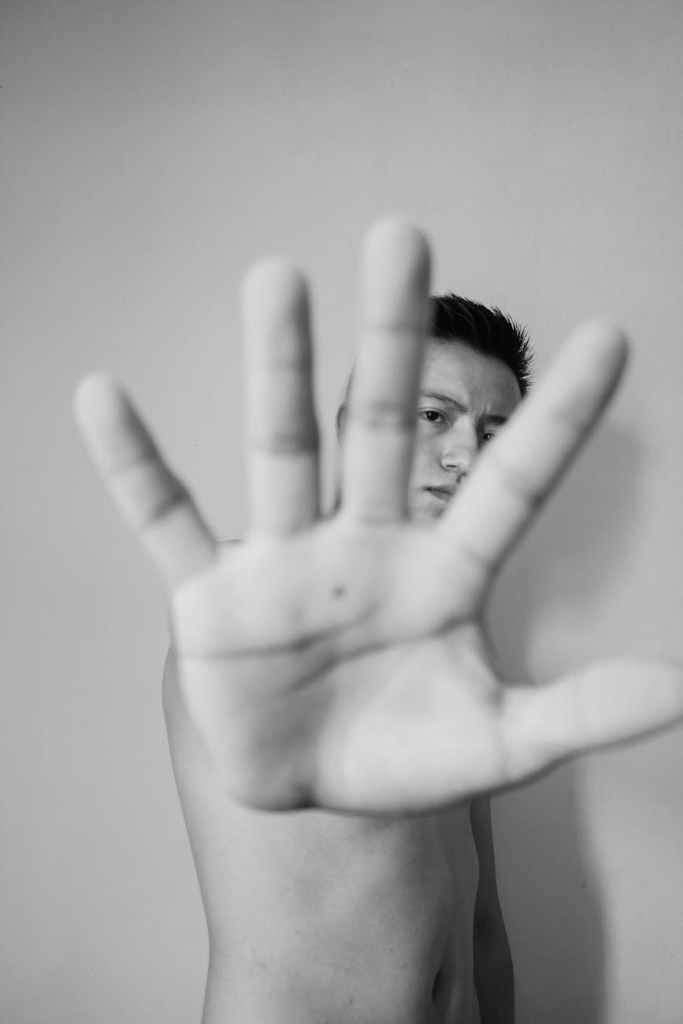 Tu critiques les autres pour éviter de te voir
